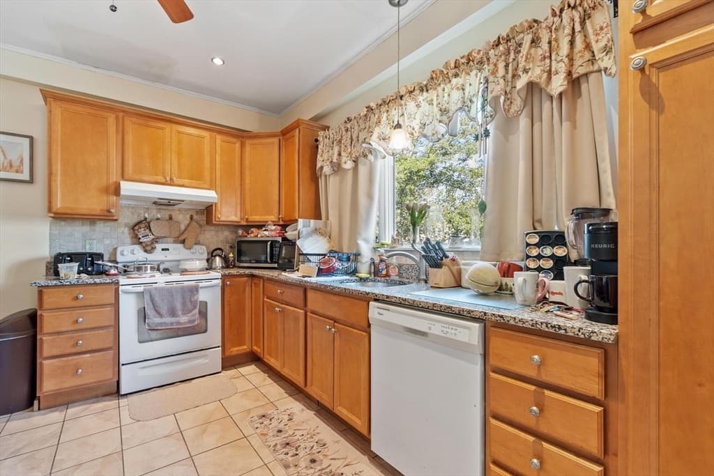 562 Main St, Medford MA 02155 photo 11
