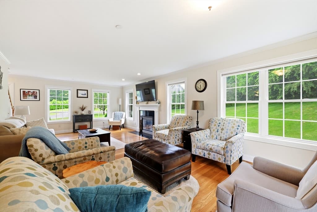 Single Family Residence at 4 N Hills Ln, Wilbraham MA 01095, photo 6 of 40