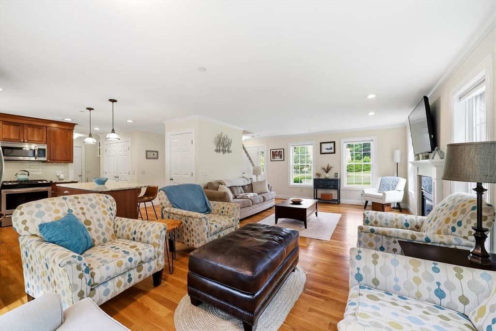 Single Family Residence at 4 N Hills Ln, Wilbraham MA 01095, photo 7 of 40