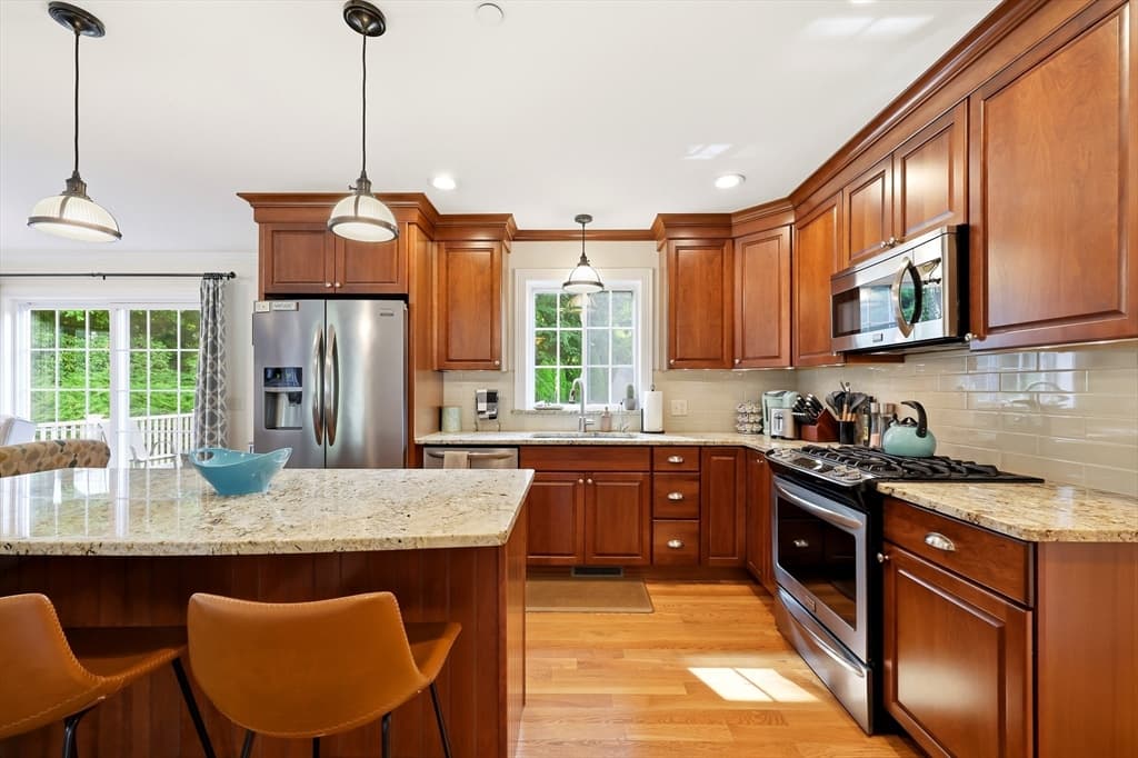 Single Family Residence at 4 N Hills Ln, Wilbraham MA 01095, photo 3 of 40