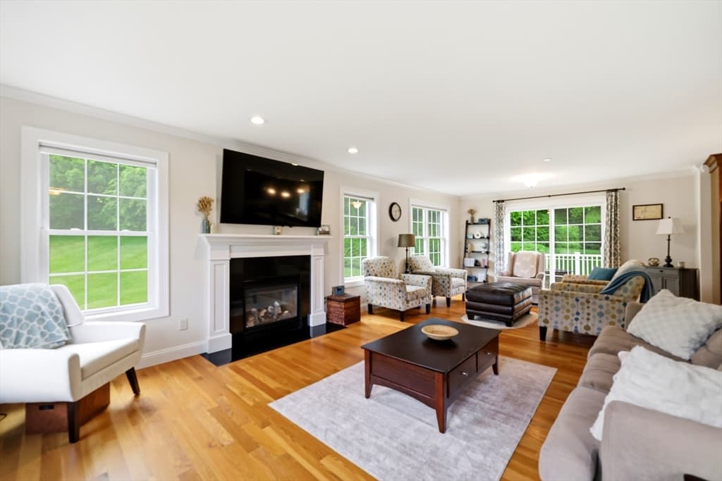 Single Family Residence at 4 N Hills Ln, Wilbraham MA 01095, photo 5 of 40