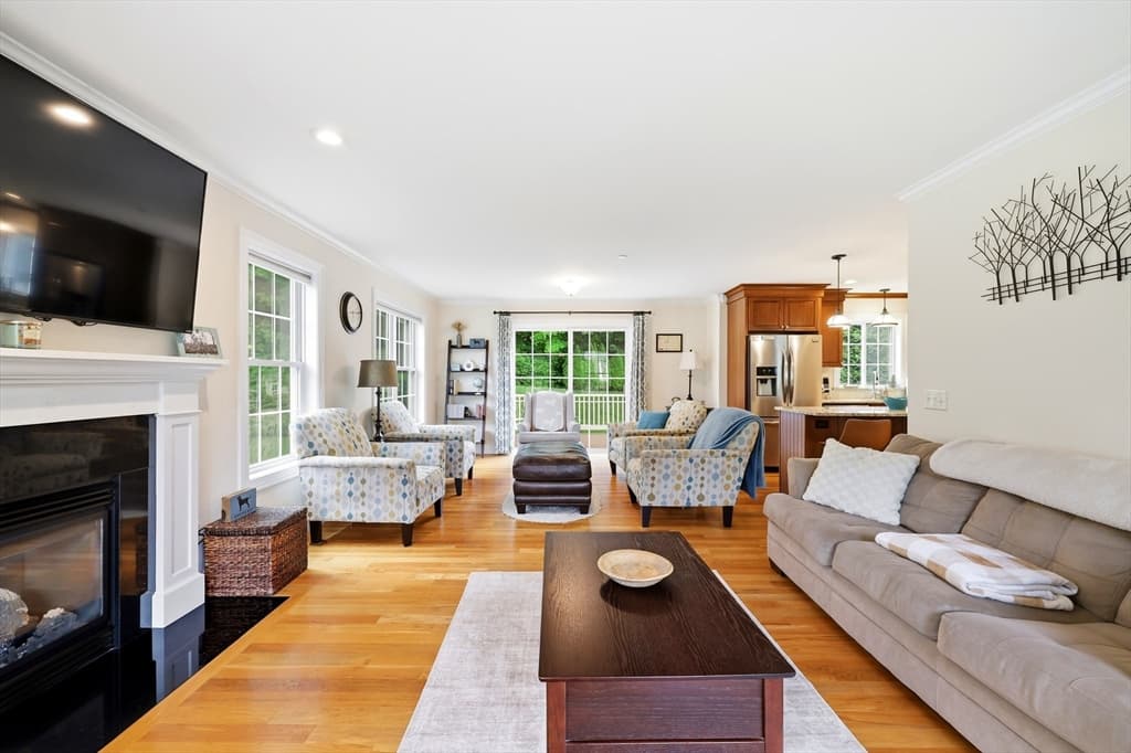 Single Family Residence at 4 N Hills Ln, Wilbraham MA 01095, photo 8 of 40