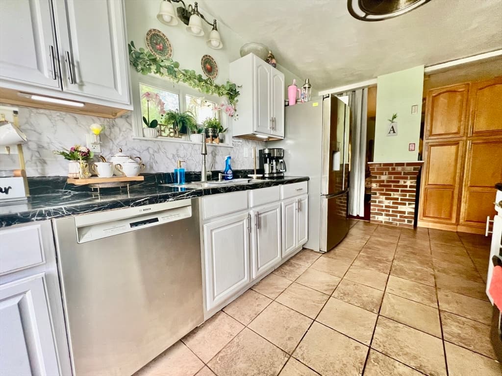 Single Family Residence at 86 Beaverbrook Pkwy, Worcester MA 01603, photo 13 of 31