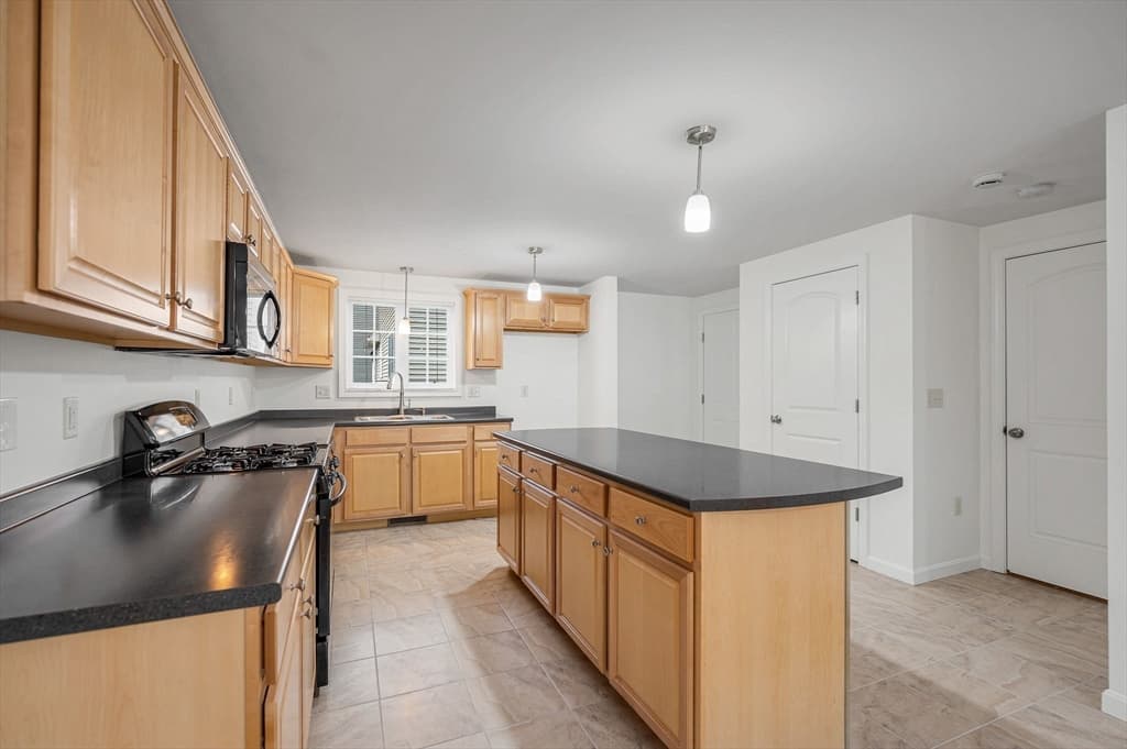 Condominium at 24 Royal Ave # 24, Dracut MA 01826, photo 5 of 26