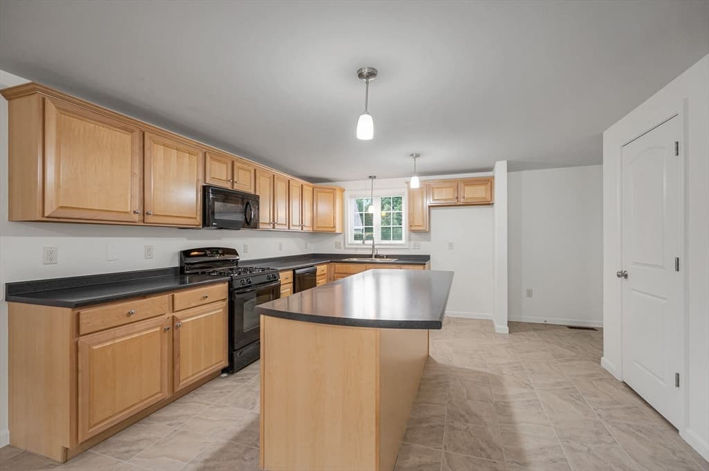 Condominium at 24 Royal Ave # 24, Dracut MA 01826, photo 4 of 26