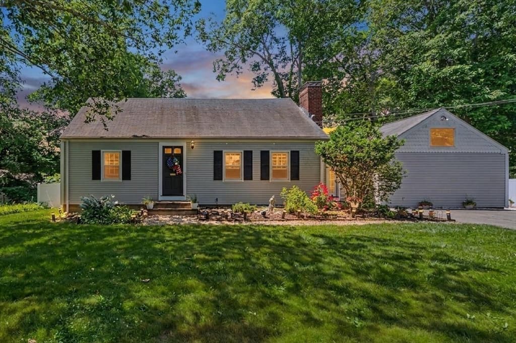 25 Moynihan Rd, Hamilton MA 01982