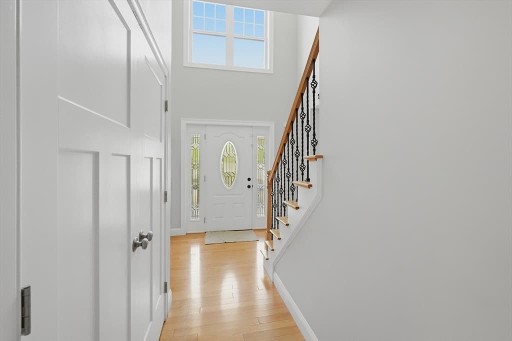Single Family Residence at 686 Willard Street, Leominster MA 01453, photo 6 of 39