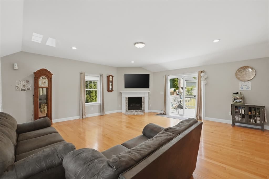 Single Family Residence at 686 Willard Street, Leominster MA 01453, photo 9 of 39