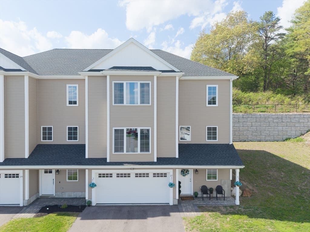 Condominium at 27 Pouts Lane # 27, Uxbridge MA 01569, photo 2 of 25