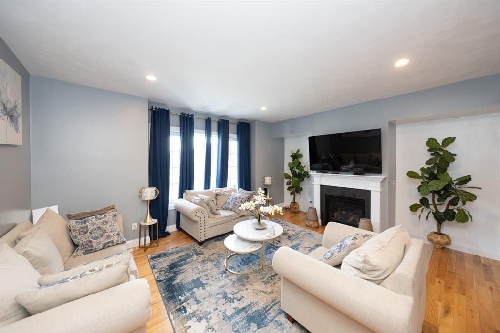Condominium at 27 Pouts Lane # 27, Uxbridge MA 01569, photo 4 of 25