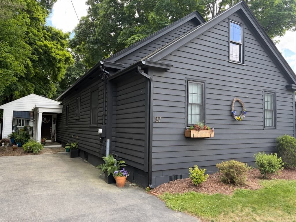 37 Moulton St, Newburyport MA 01950