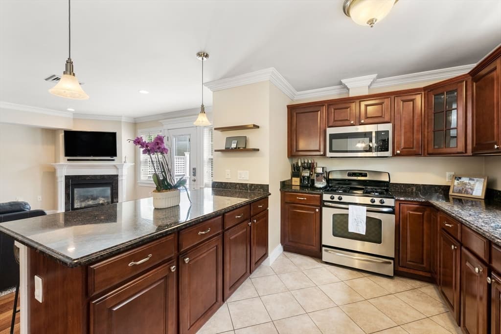 Condominium at 580 Quarry Street # 4, Quincy MA 02169, photo 7 of 39