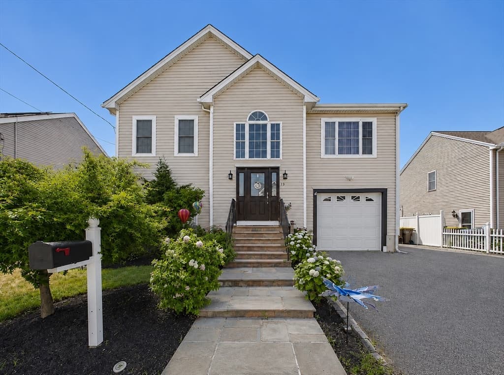 19 Abington Ln., Fall River MA 02721