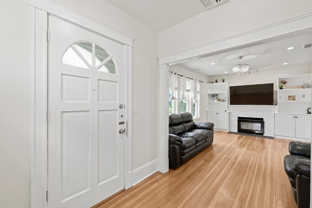 Single Family Residence at 334 Sea St, Quincy MA 02169, photo 6 of 26