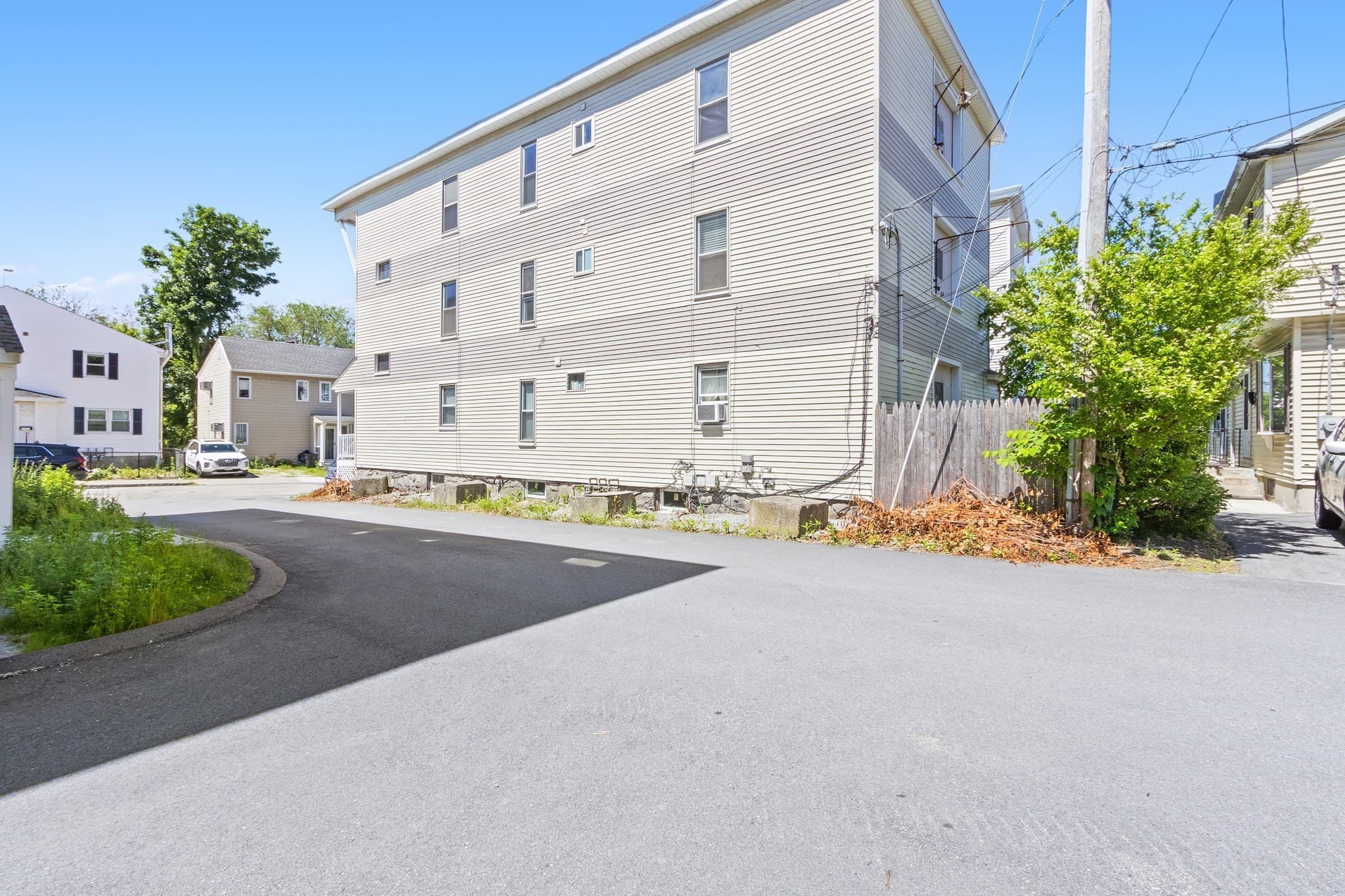 3 Family - 3 Units Up/Down at 19-21 Henchman Street, Worcester MA 01605, photo 5 of 41