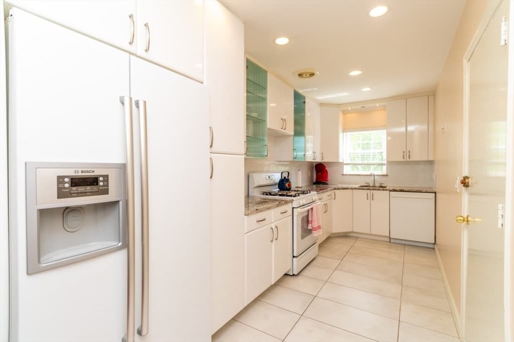 Condominium at 26 Lake Shore Ct # 1, Boston MA 02135, photo 4 of 28
