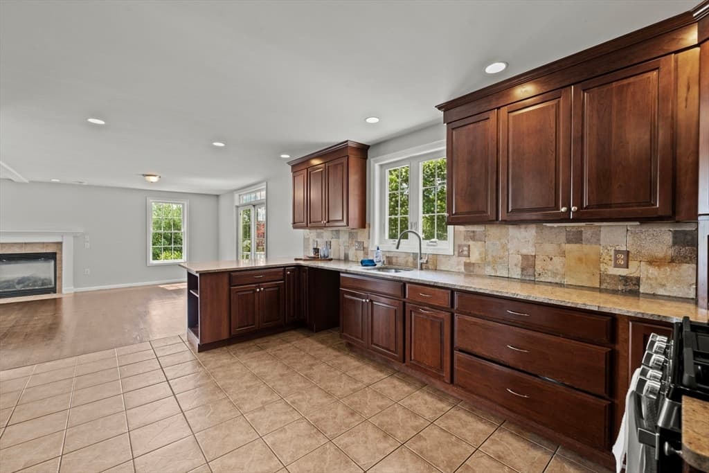 8 Woods Hill Cir, Woburn MA 01801 photo 9
