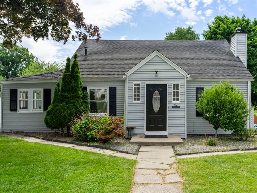 Single Family Residence at 40 Calumet Ave, Worcester MA 01606, photo 2 of 29