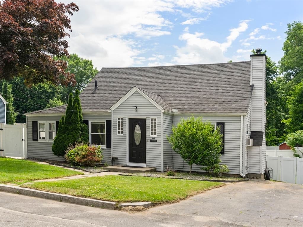 Single Family Residence at 40 Calumet Ave, Worcester MA 01606, photo 3 of 29
