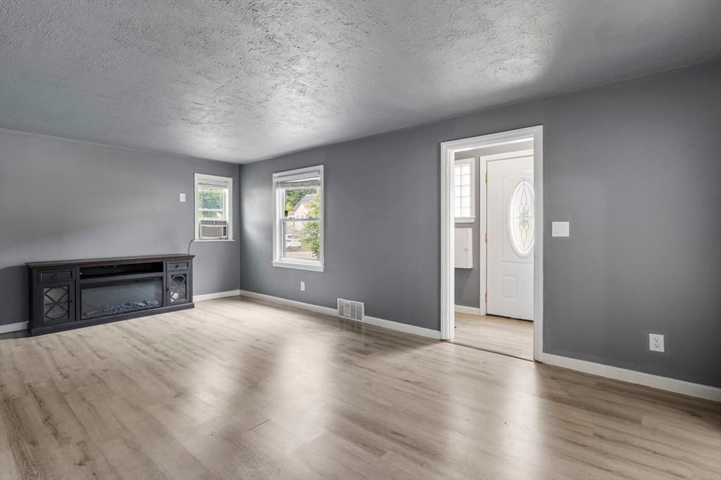 Single Family Residence at 40 Calumet Ave, Worcester MA 01606, photo 5 of 29