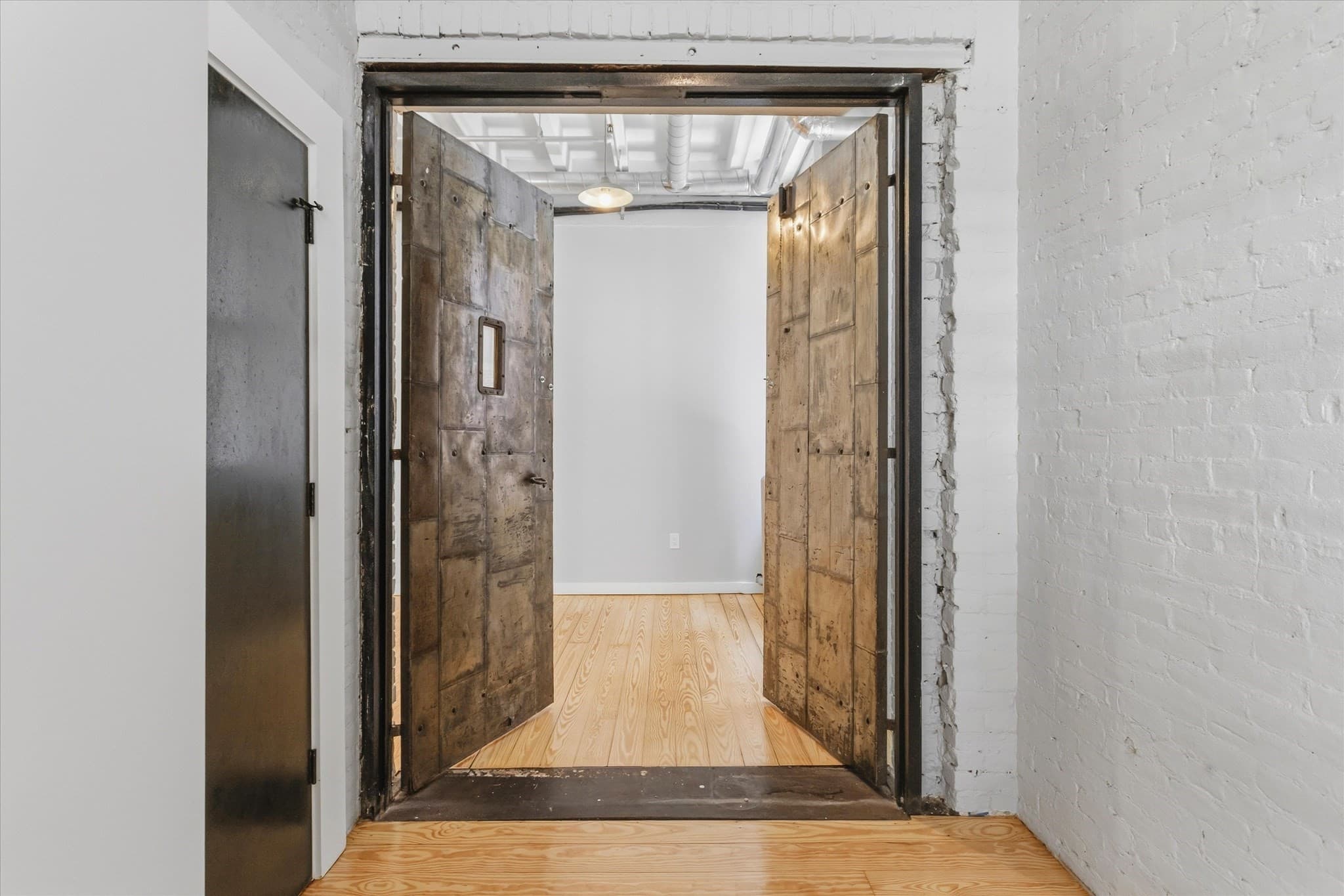 Condominium at 107 South St # 2F, Boston MA 02111, photo 25 of 38