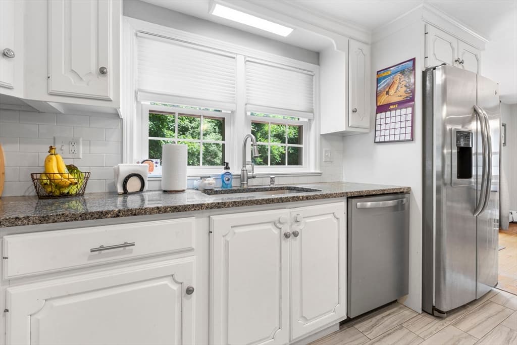 Single Family Residence at 35 Oakmeadow Ln, Methuen MA 01844, Methuen, photo 6 of 42