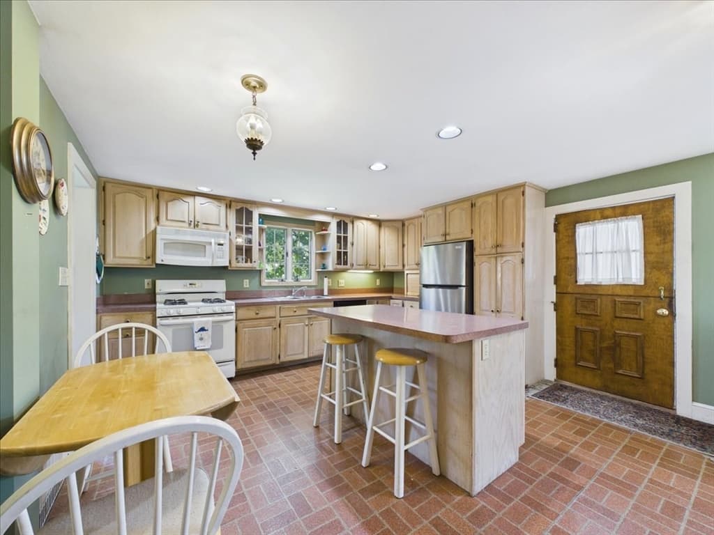 627 S Franklin St, Holbrook MA 02343 photo 3