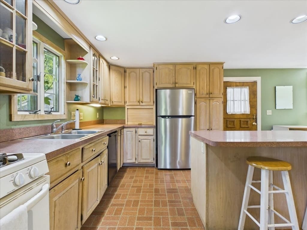 627 S Franklin St, Holbrook MA 02343 photo 5