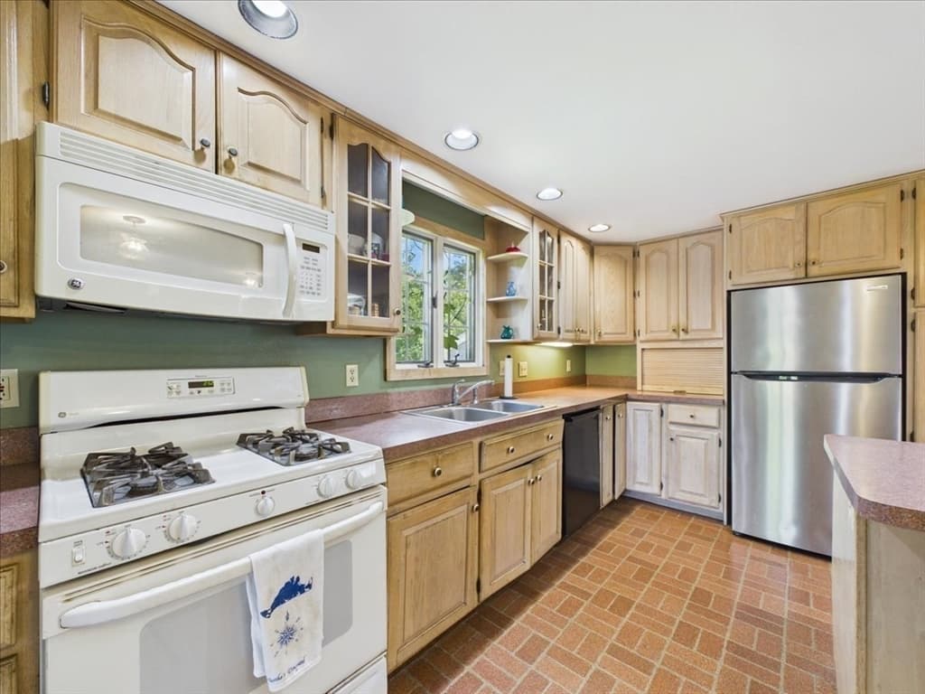 627 S Franklin St, Holbrook MA 02343 photo 4