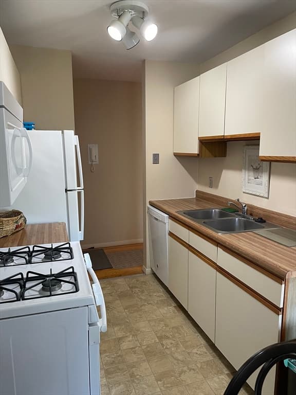 Condominium at 282 Regency Park Dr # 282, Agawam MA 01001, Agawam, photo 6 of 27