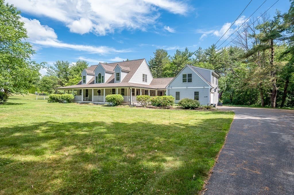 Single Family Residence at 227 Eight Lots Rd, Sutton MA 01590, photo 2 of 42