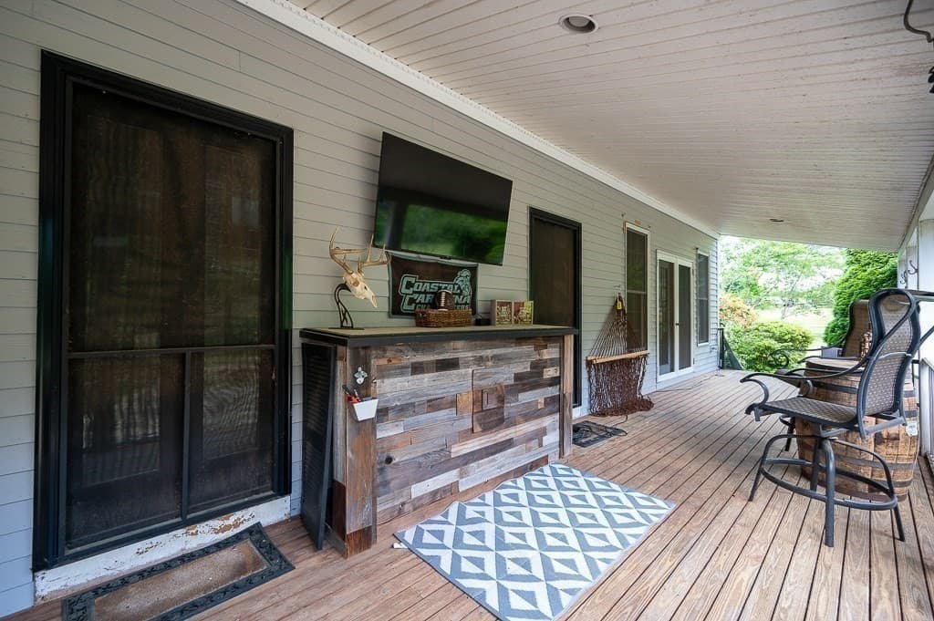 Single Family Residence at 227 Eight Lots Rd, Sutton MA 01590, photo 6 of 42