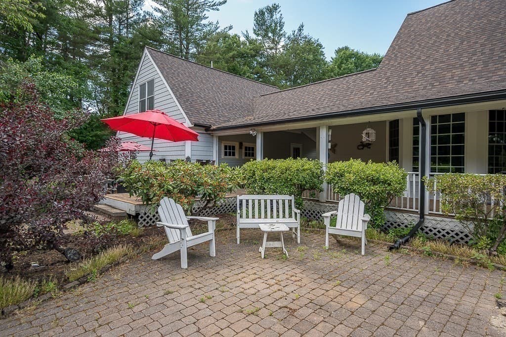 Single Family Residence at 227 Eight Lots Rd, Sutton MA 01590, photo 9 of 42