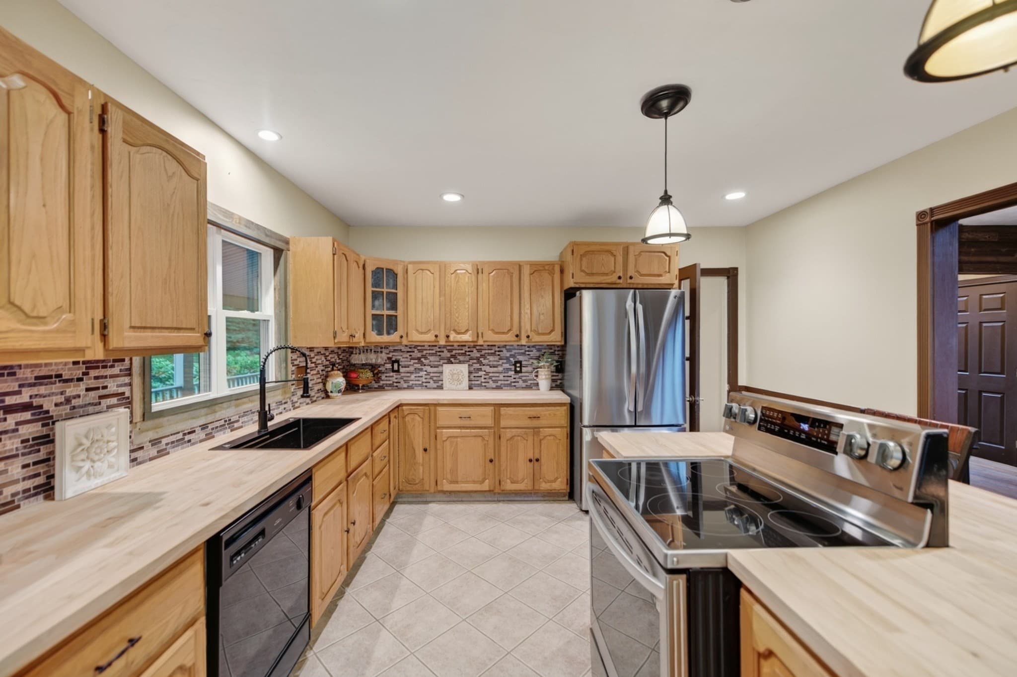 Single Family Residence at 227 Eight Lots Rd, Sutton MA 01590, photo 14 of 42
