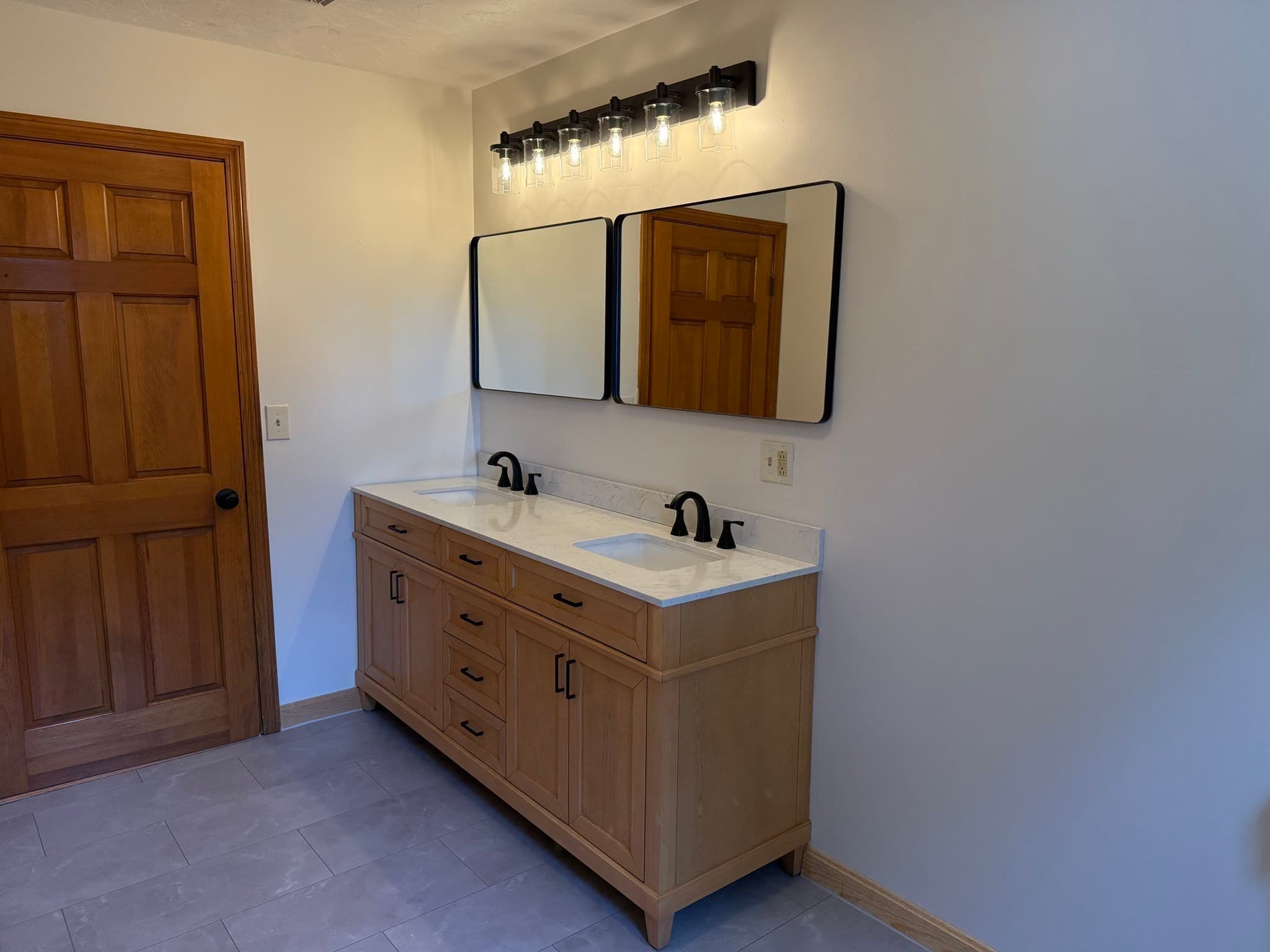 Single Family Residence at 1174 Old Fall River Rd, Dartmouth MA 02747, photo 12 of 41