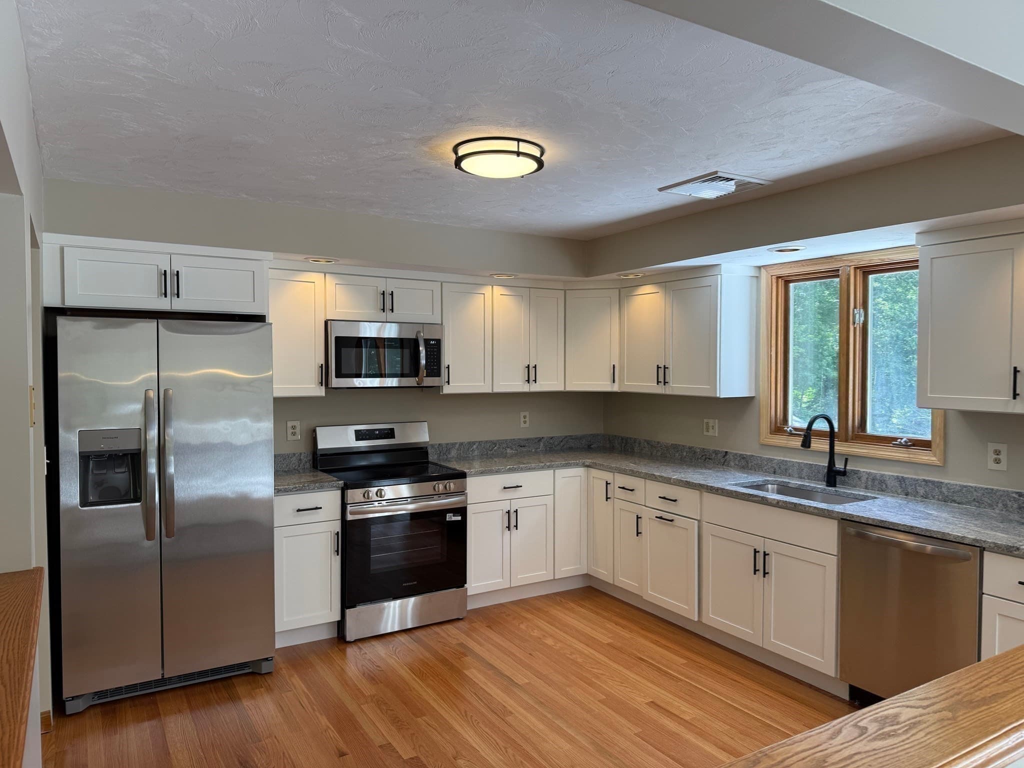Single Family Residence at 1174 Old Fall River Rd, Dartmouth MA 02747, photo 3 of 41