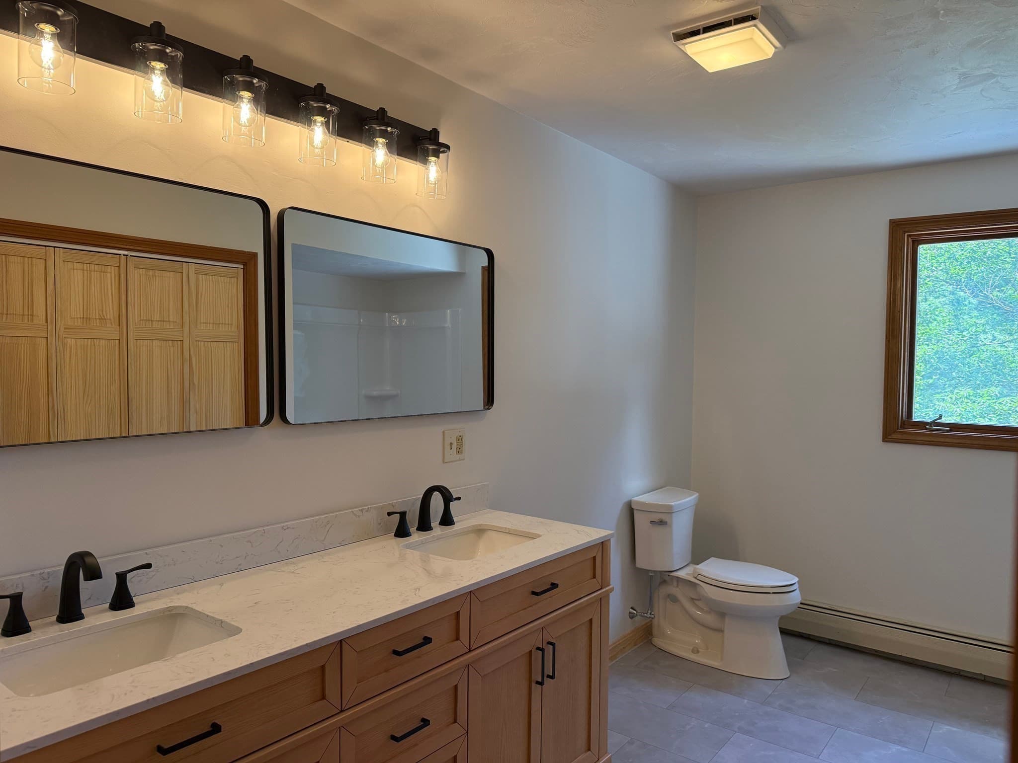 Single Family Residence at 1174 Old Fall River Rd, Dartmouth MA 02747, photo 9 of 41