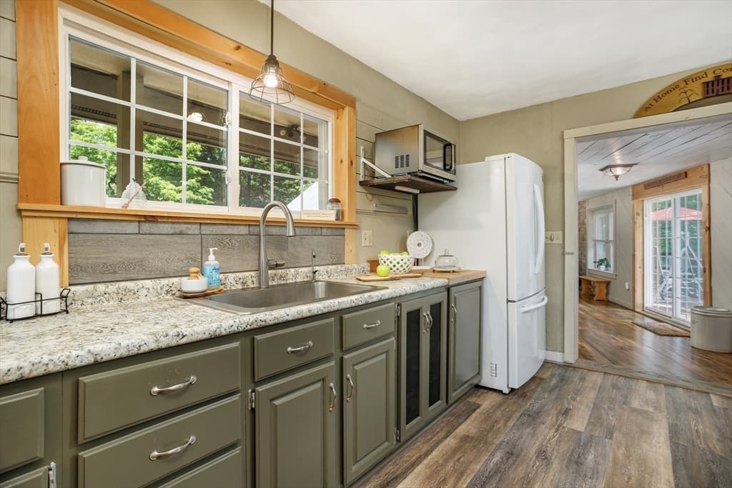Single Family Residence at 17 Mayo Rd, Hubbardston MA 01452, Hubbardston, photo 7 of 42