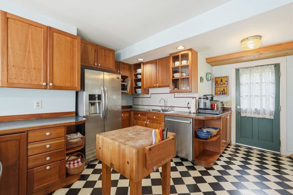 3 Family at 55-57 High St, Amherst MA 01002, Amherst, photo 18 of 41