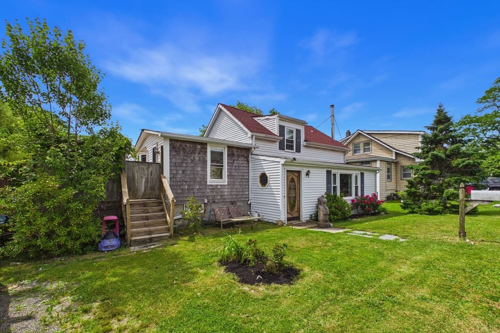 7 Wayne St, Fairhaven MA 02719 photo 3