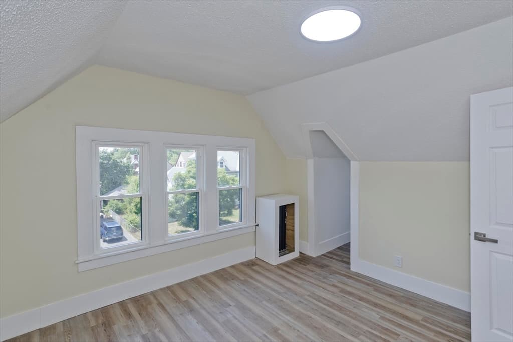 205 St James Ave, Springfield MA 01109 photo 22