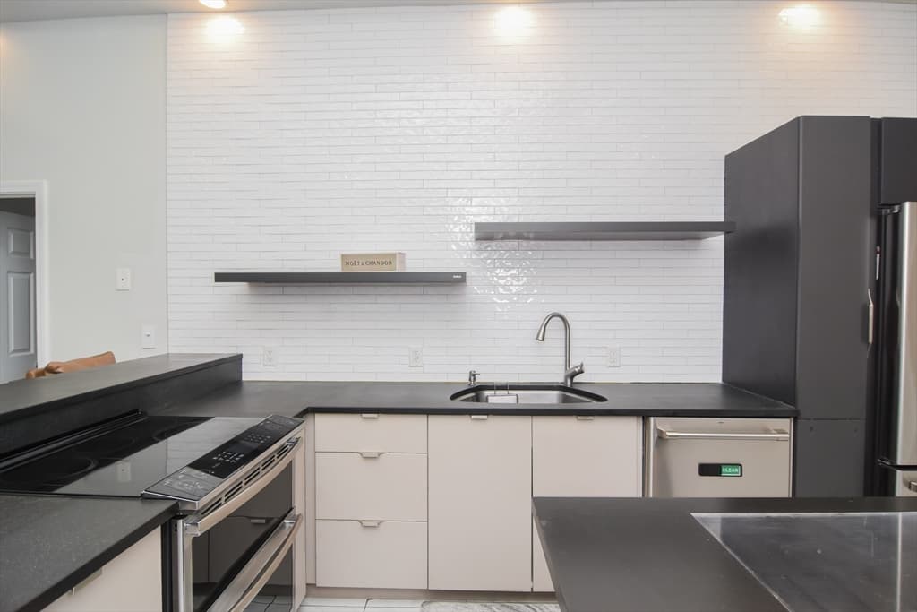 Condominium at 349 Beacon Street # D, Lowell MA 01850, photo 8 of 27