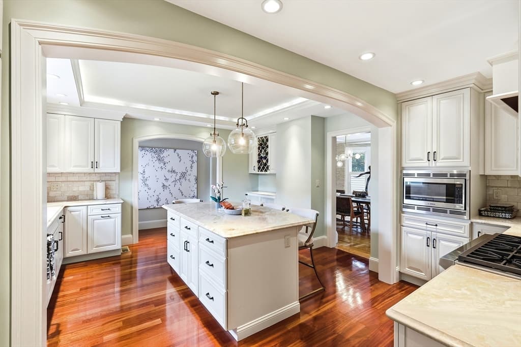 Single Family Residence at 10 Wolcott Ave, Andover MA 01810, photo 4 of 37
