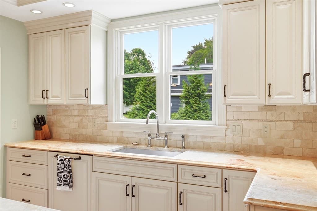 Single Family Residence at 10 Wolcott Ave, Andover MA 01810, photo 8 of 37