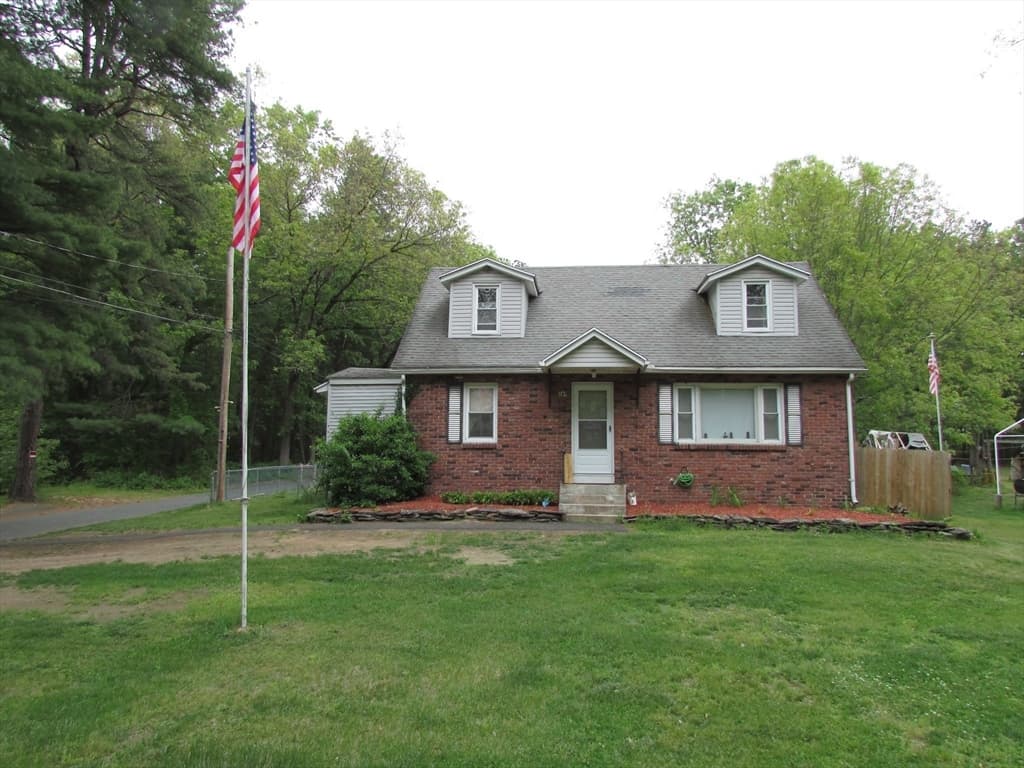 10 Bartlett St, South Hadley MA 01075