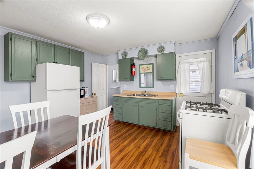 4 Family at 141 Atlantic, Salisbury MA 01952, Salisbury, photo 12 of 38