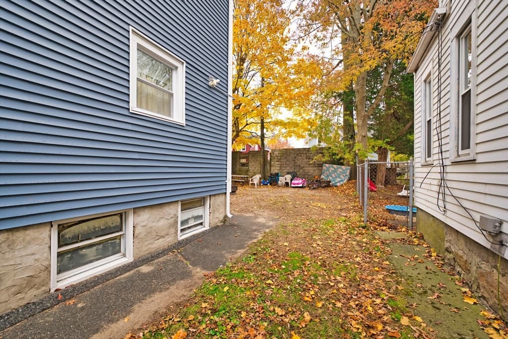 3 Family at 324 Cottage St, New Bedford MA 02740, photo 6 of 42