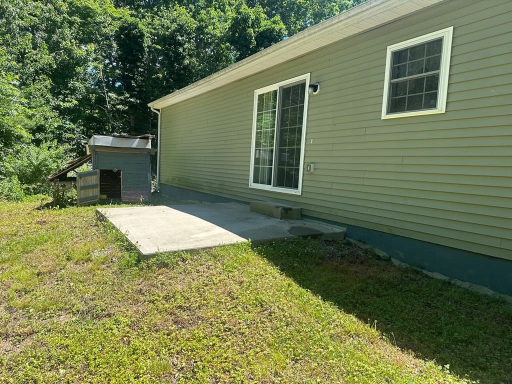 Single Family Residence at 172 Pratt St, Fitchburg MA 01420, photo 5 of 30