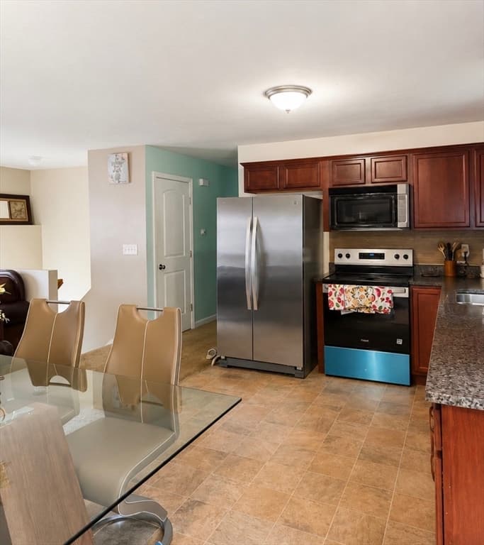 Single Family Residence at 172 Pratt St, Fitchburg MA 01420, photo 10 of 30