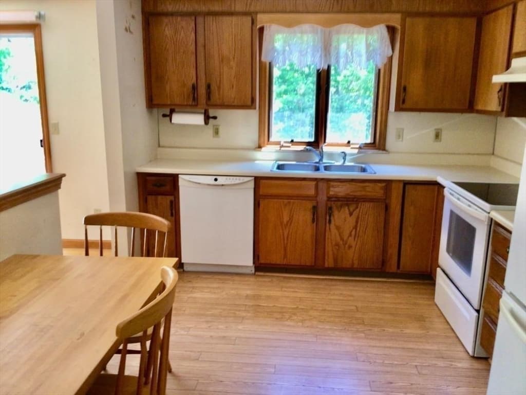 Single Family Residence at 9 Captain Phillips Rd, Harwich MA 02645, Harwich, photo 4 of 14